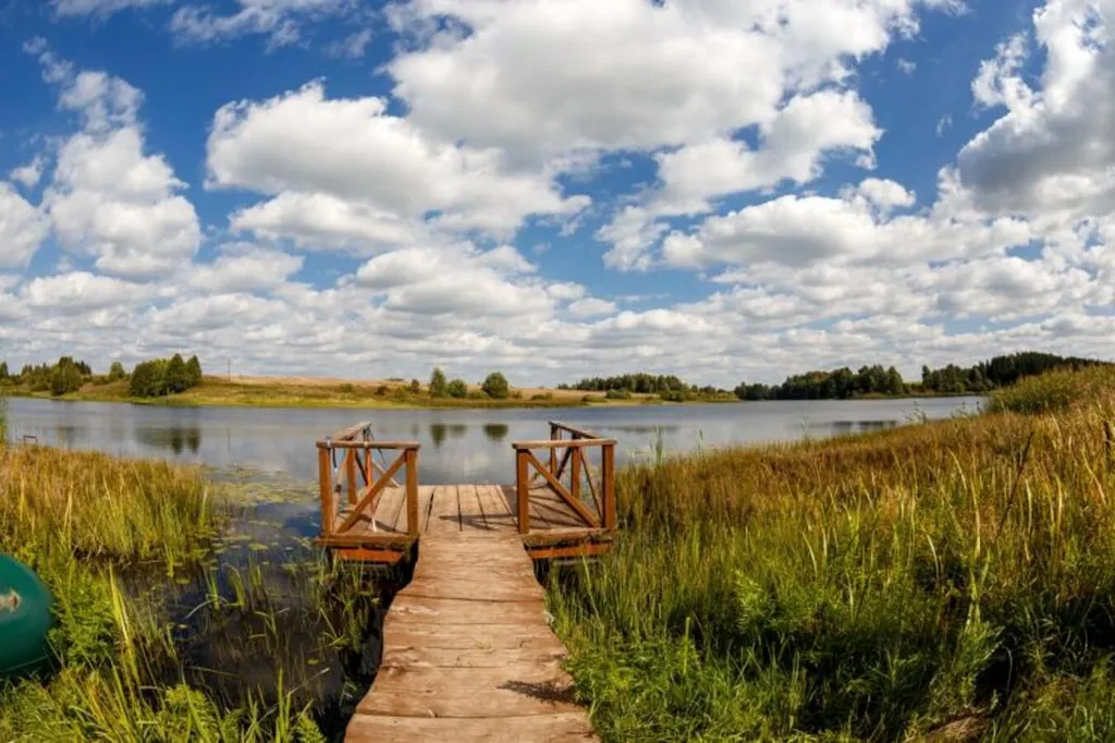 Милый домик в деревне, с видом на озеро