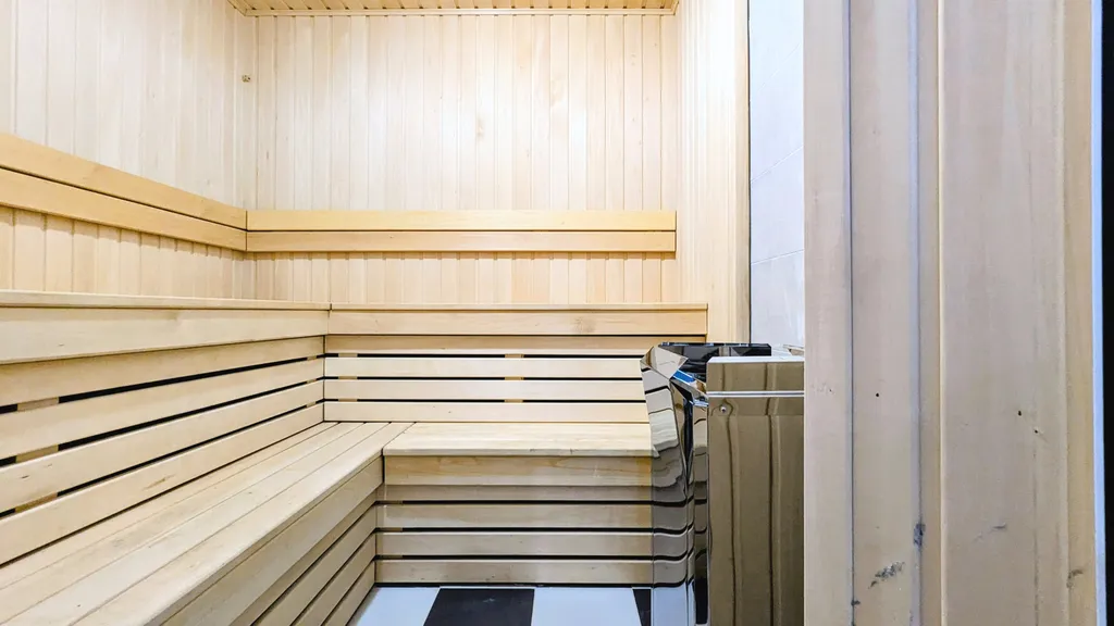 Дом с бассейном, сауной и бильярдом