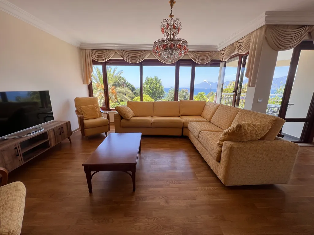 Spacious luxury waterfront flat