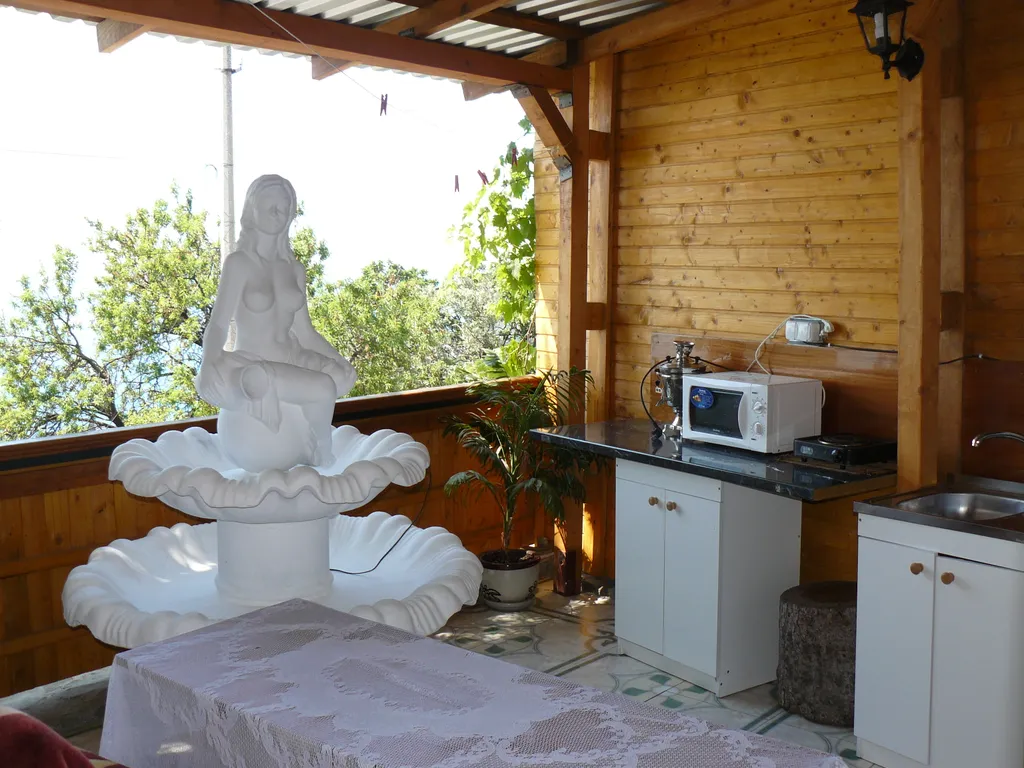 Домик с фонтаном