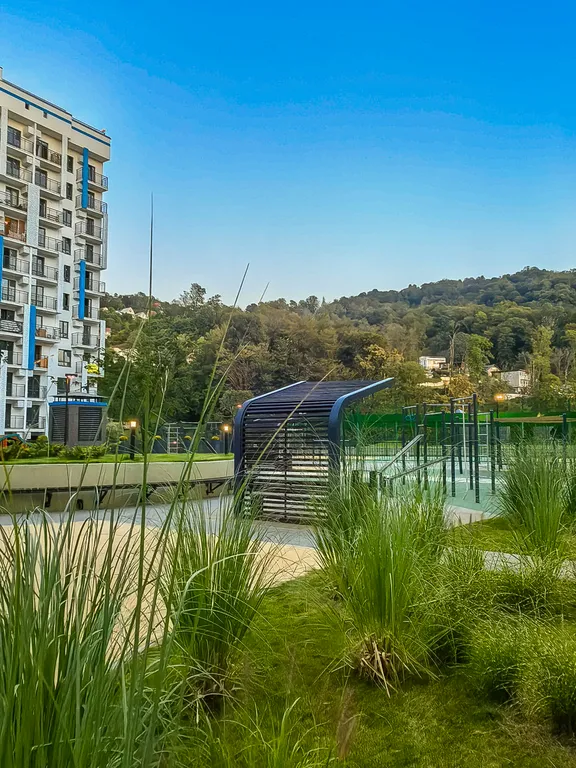 Уютные апартаменты с видом на лес и набережной у дома