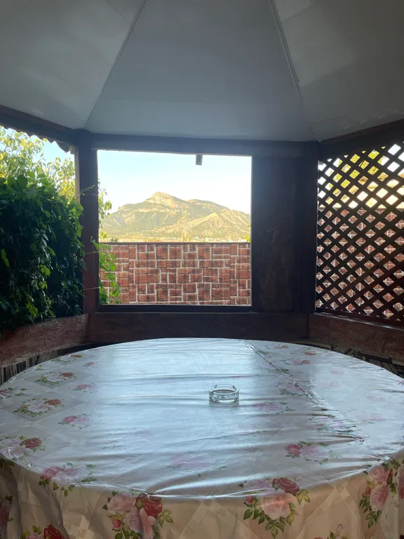 Четырёхместный номер люкс с балконом С видом на город и горы