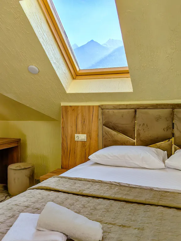 Квартира Светлая студия на мансардном этаже с видом на горы — аренда посуточно в Красная Поляна