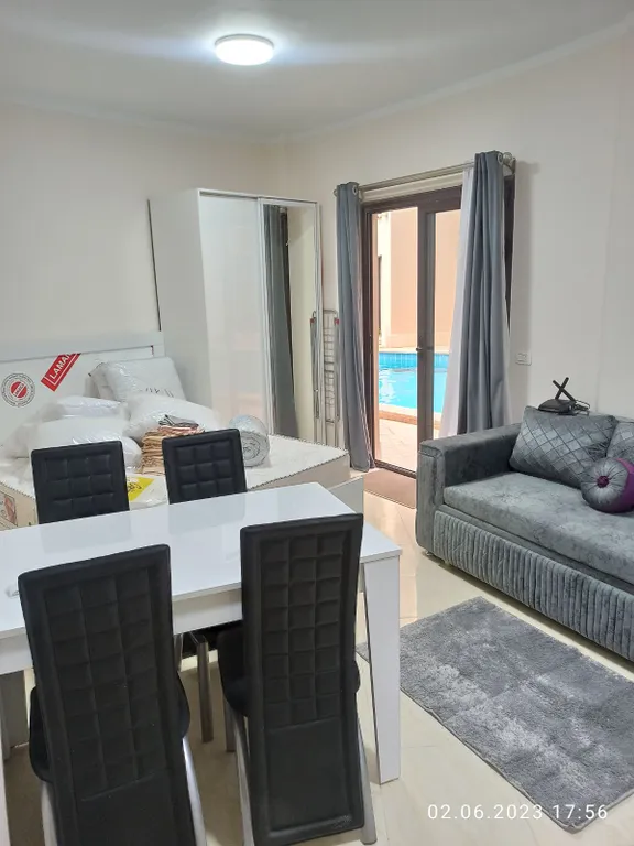 Большая студия у бассейна