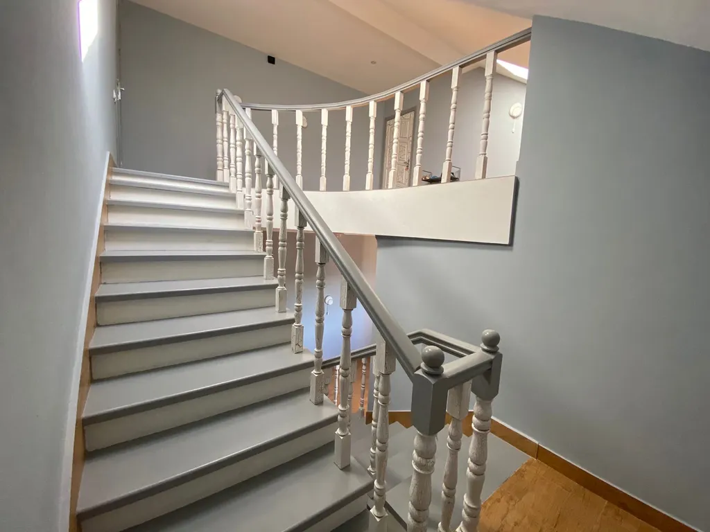 Вилла в сосновом бору с бассейном и видом на море и горы