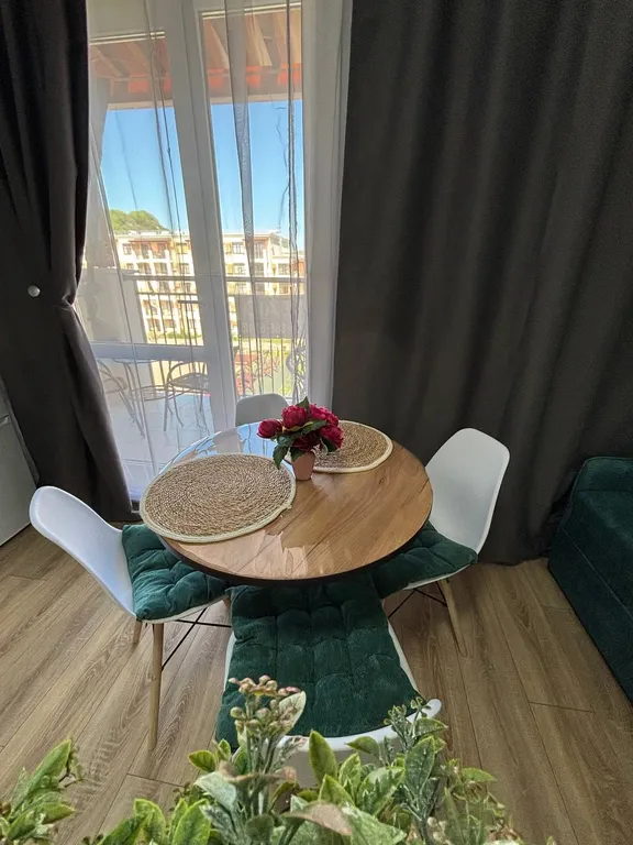 Уютная студия с террасой с видом на горы и бассейны