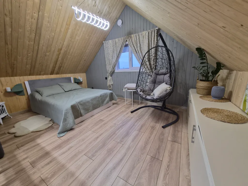 Дом на берегу леса