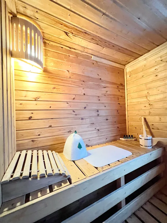 Коттедж Уединенный теплый дом без соседей с сауной, джакузи и бассейном — Луховицы