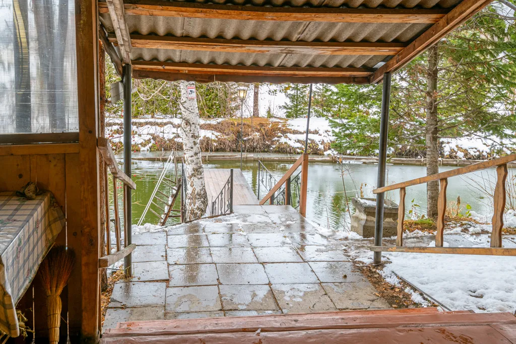 Дом у водоёма