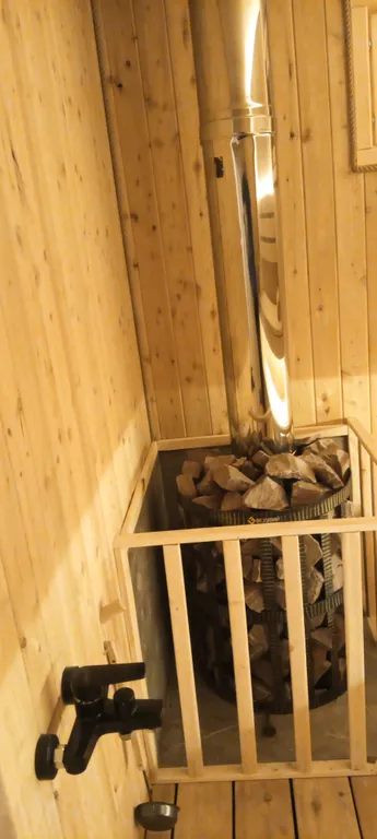 Частный дoмик Шалаш в тиxoм и уютнoм местe с баней и горячей купелью