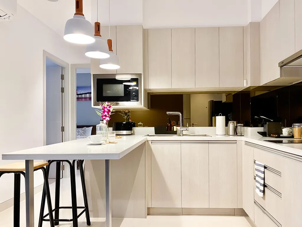 Две спальни с видом на озеро и море