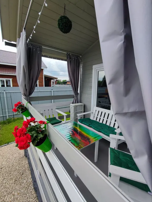 Новый стильный дом в окружении леса