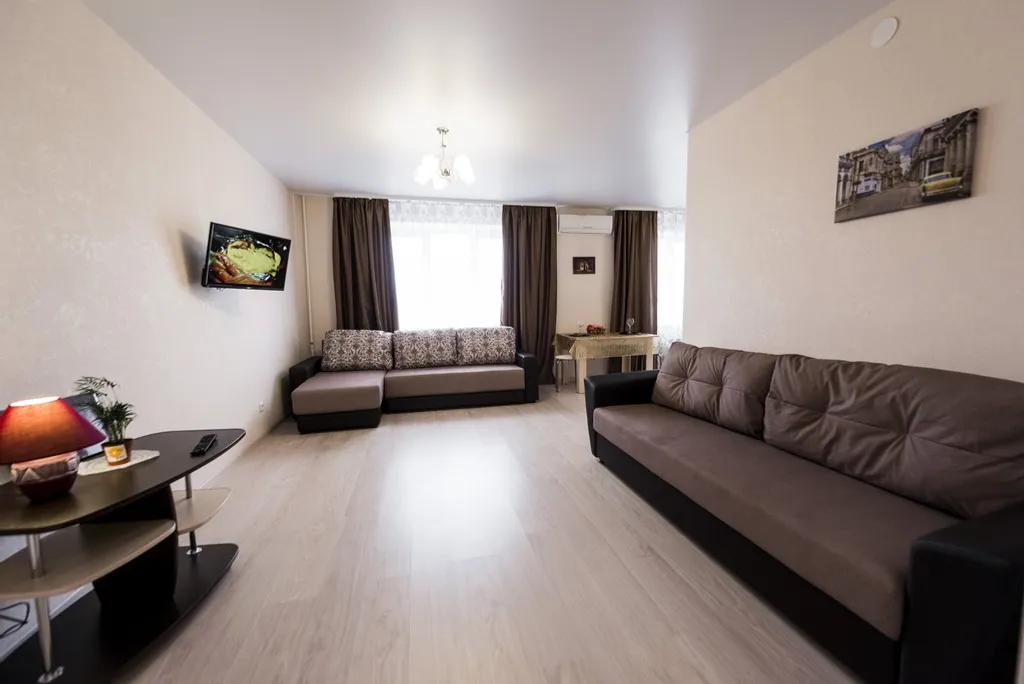 2-комнатня квартира (рядом Суворовское училище и Хилтон)