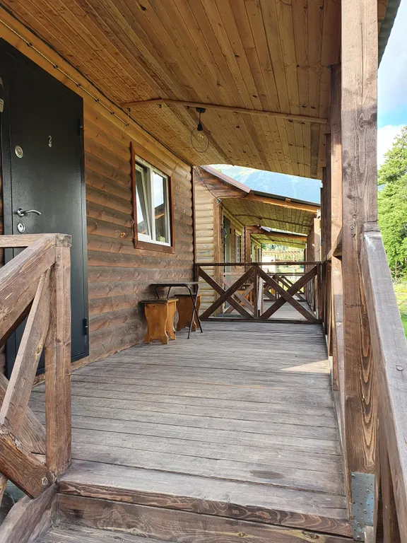 Домик с терассой и красивым видом на горы