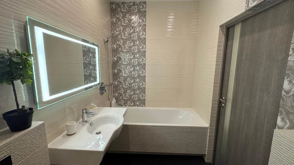 Видовая квартира с панорамным окном в центре