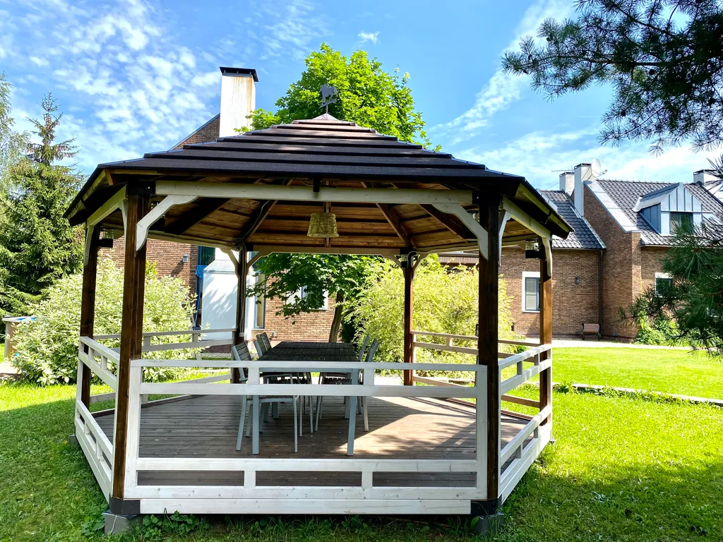 Вилла с круглым бассейном