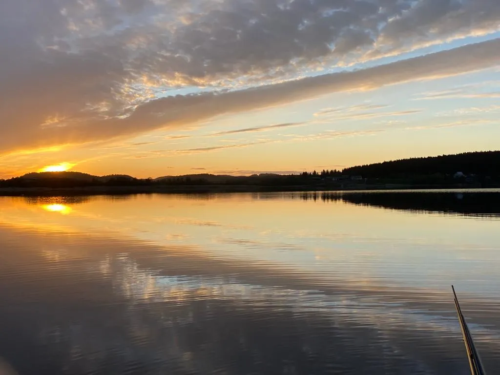 Деревенский дом у озера