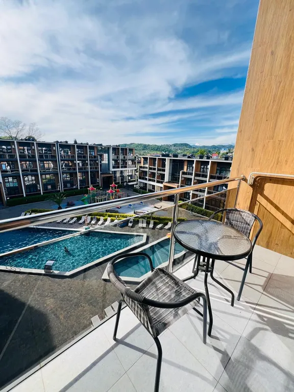 Двухуровневая студия с балконом и видом на бассейн