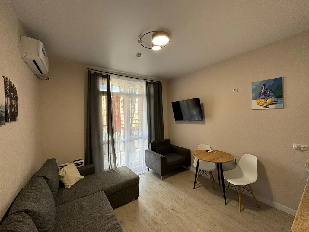 Студия с видом на бассейн