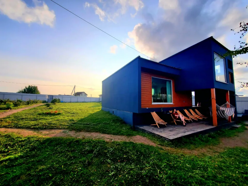 Уютный коттедж с панорамными окнами на берегу озера