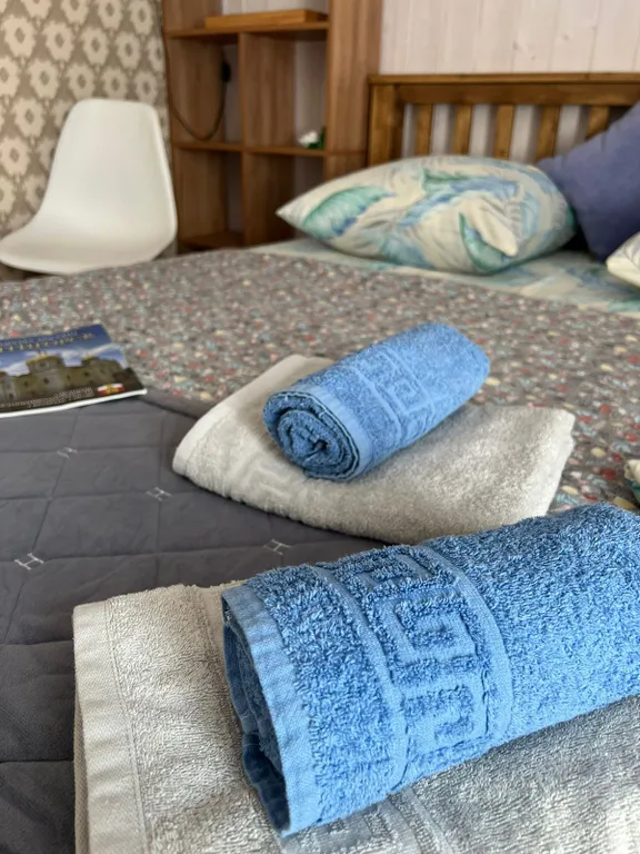 Уютная комната в доме с ванной комнатой