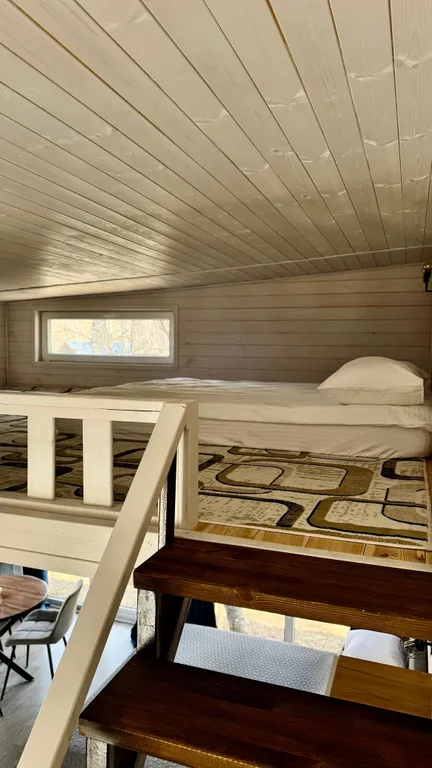 Шале на берегу реки, с беседкой