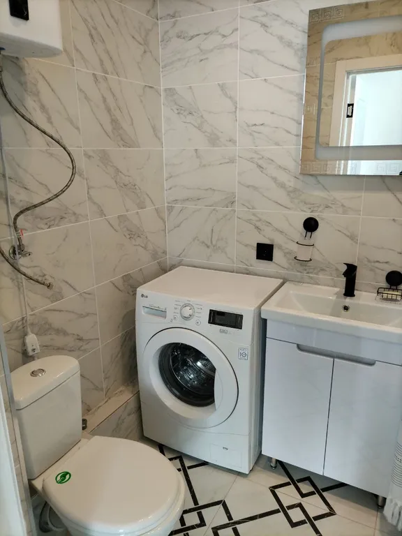 Современная евродвухкомнатная квартира с отдельной спальней в центре