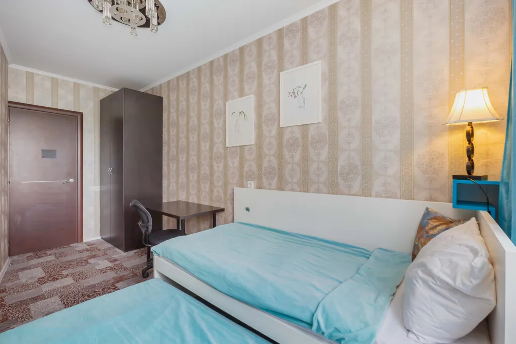 Евротрешка возле Крокус Экспо у моста к метро Мякинино