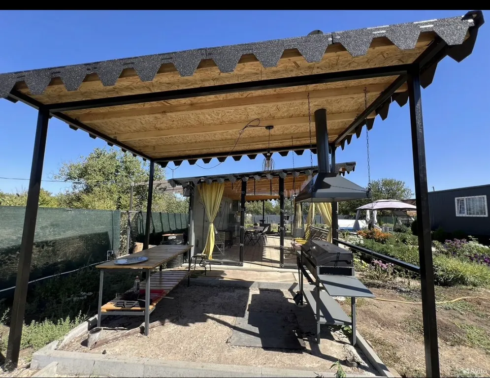 Дачный домик с большой террасой и бассейном