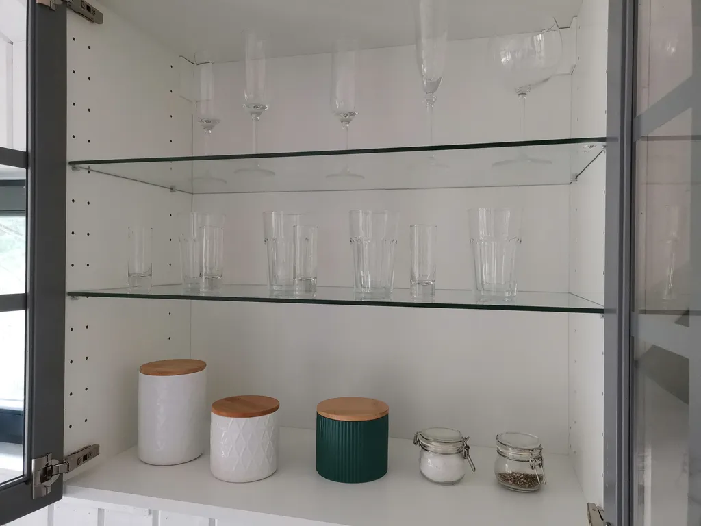 Современный уютный домик с камином на берегу реки Оки