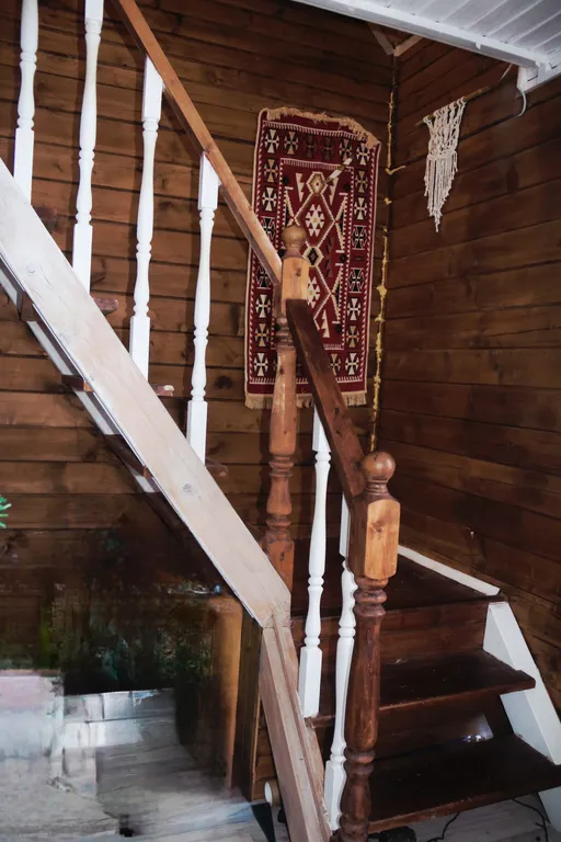 Коттедж на берегу реки с видом на сосновый лес