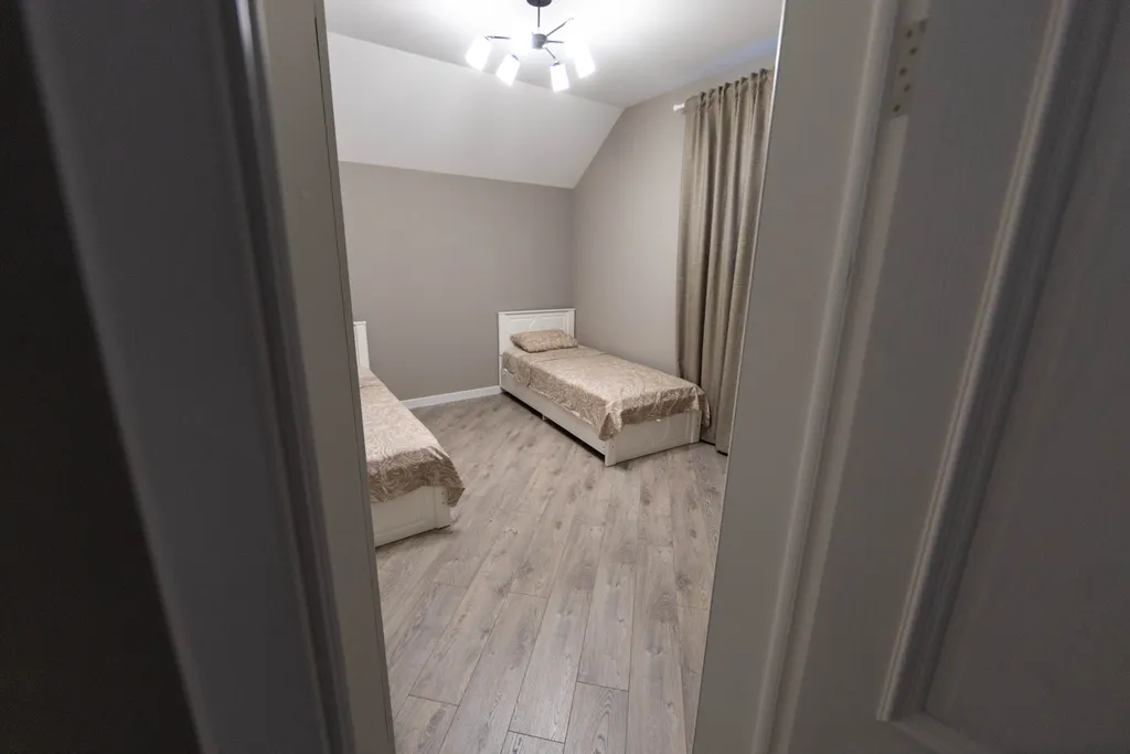 Просторный двухэтажный коттедж на берегу городского пляжа