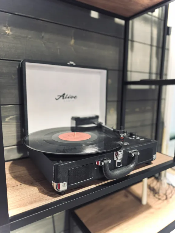 Дом у реки в сосновом лесу