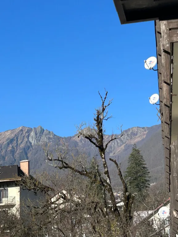 Двухкомнатные апартаменты с видом на горы и мини - диванчиком