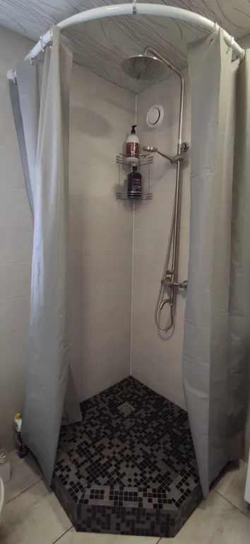 Уютный дом на берегу реки Великой