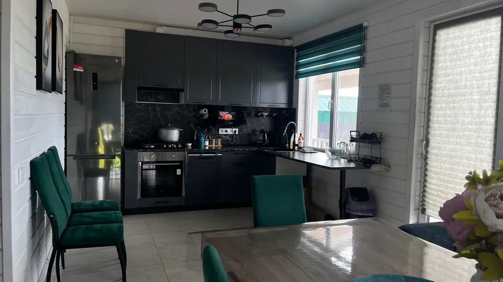 Дом с бассейном и сауной у пруда