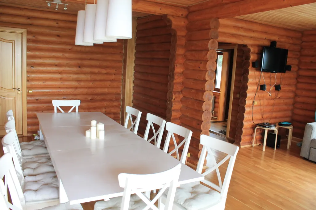 Большой коттедж с видом на озеро