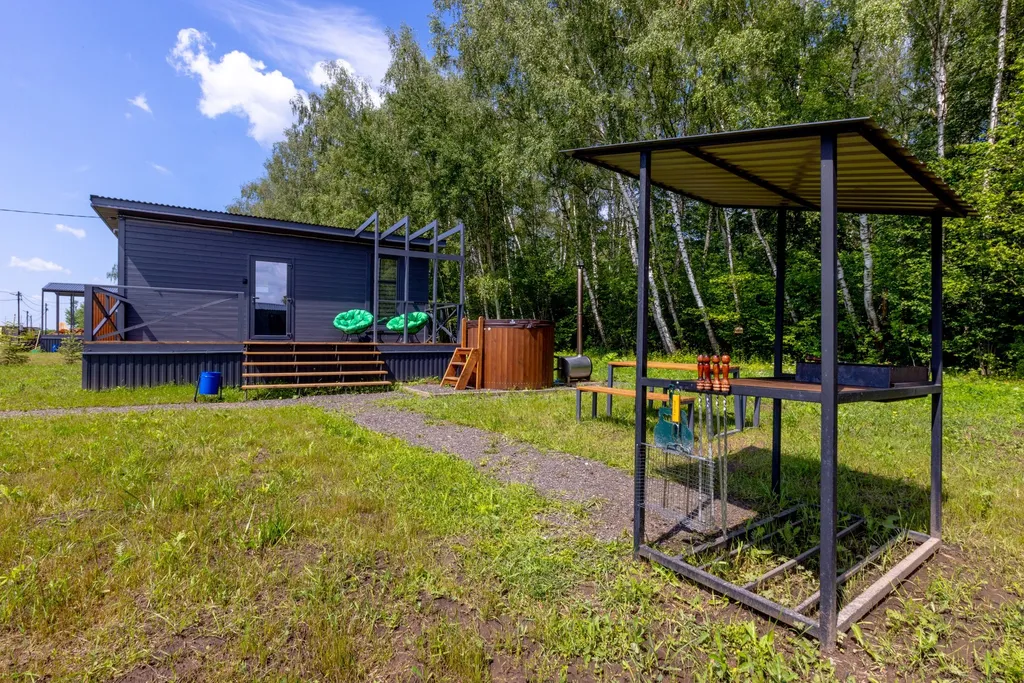 Уютный дом на лоне природы у лесной полосы