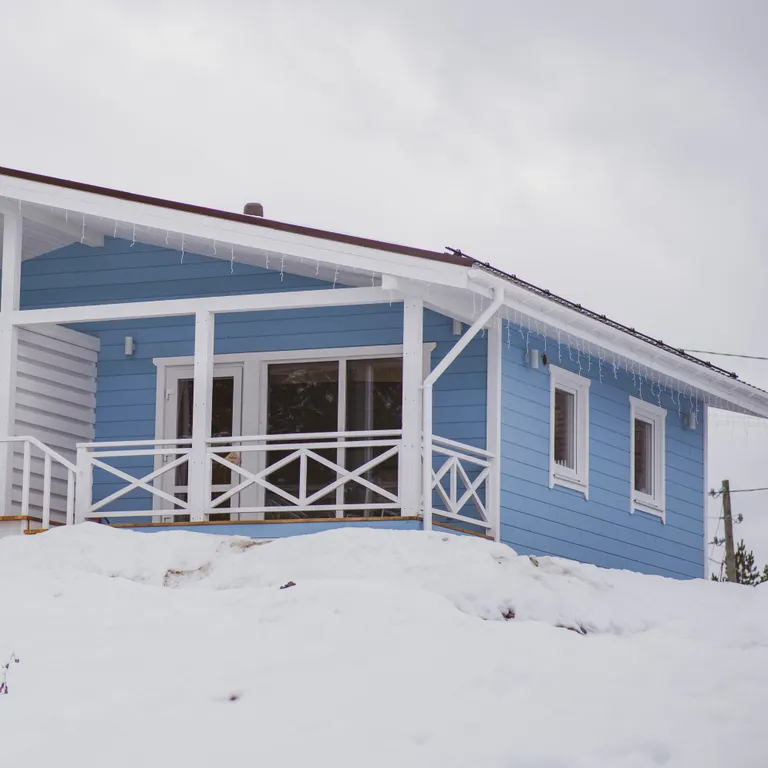 Коттедж KIVI - уютный двухместный дом с видом на озеро и террасой в Карелии — аренда посуточно в Кончезеро