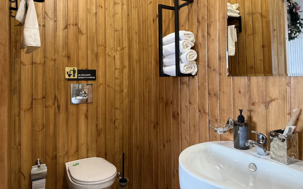 Семейный дом на берегу реки