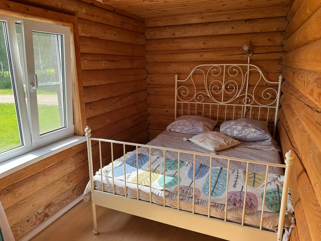 Дом из сруба у воды