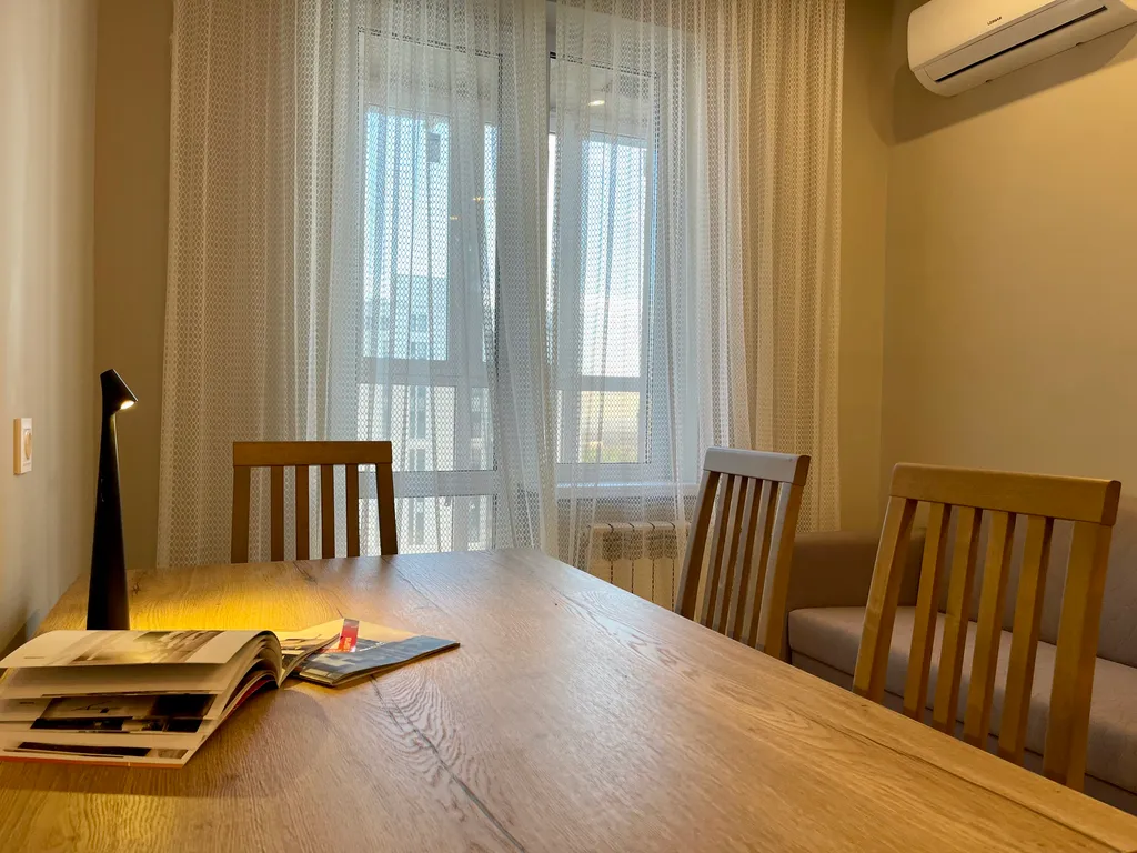 Новая квартира с кроватью возле панорамного окна, высокий этаж