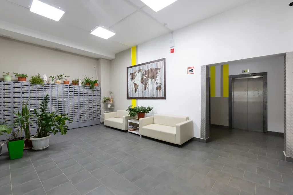 Яркая квартира с видом на заснеженные ветви и искрящийся снег