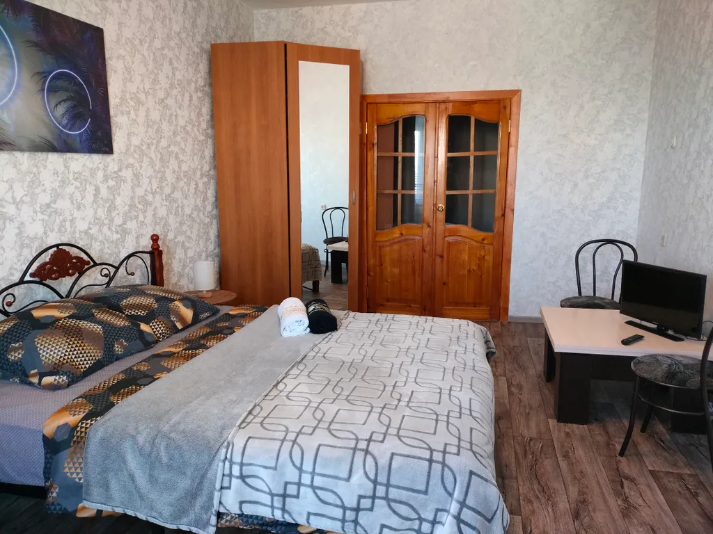 Квартира расположена у РЖД вокзала, до дома -10 -15 минут идти