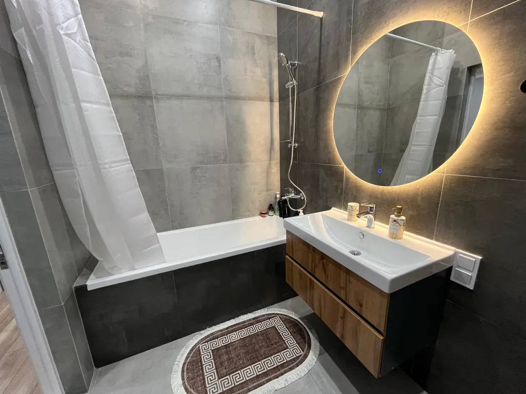 Современная красивая и яркая квартира