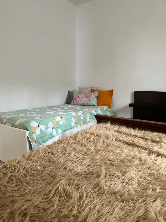 Уютный новый дом в центре города с бассейном