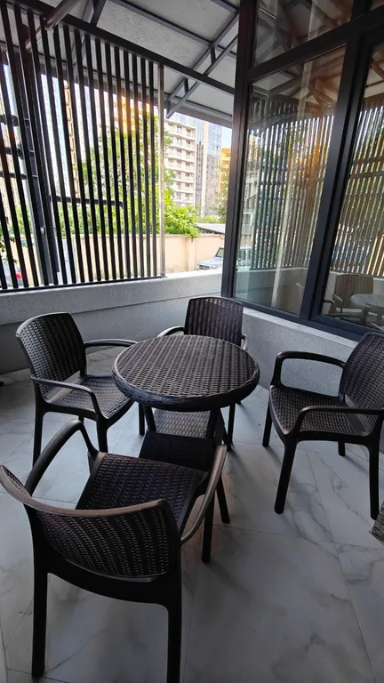 Новые уютные просторные апартаменты с открытым балконом возле моря