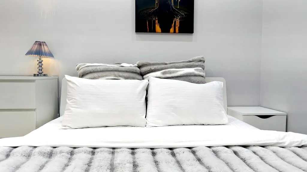 Идеально расположенный комфортный апартамент со спальней. Большие окна