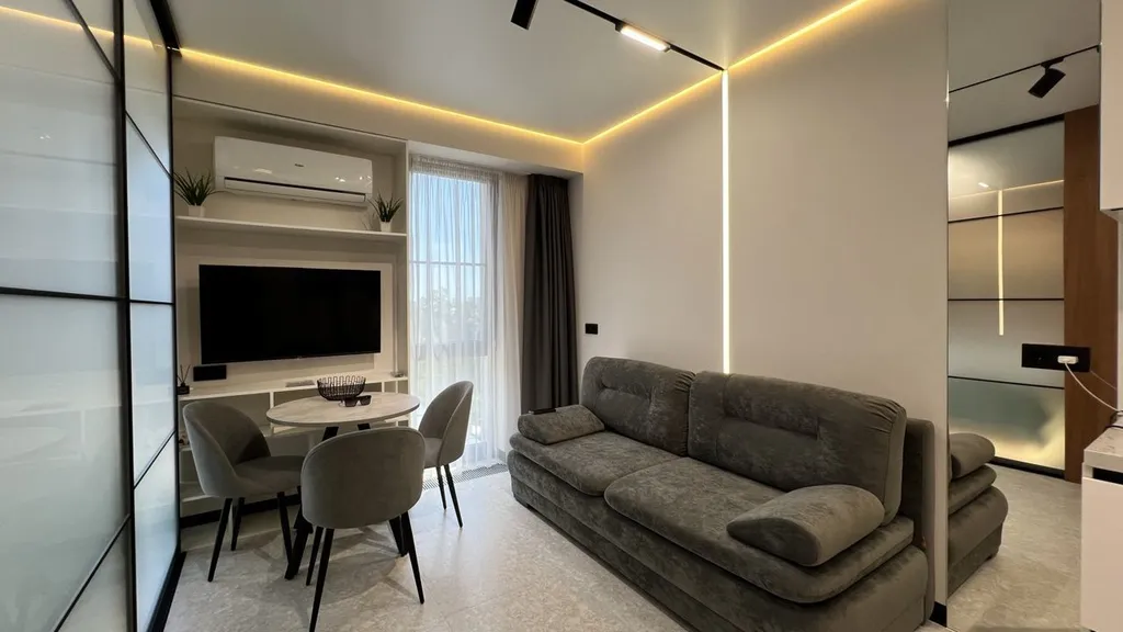 Квартира с бaлконoм и видом на моpе