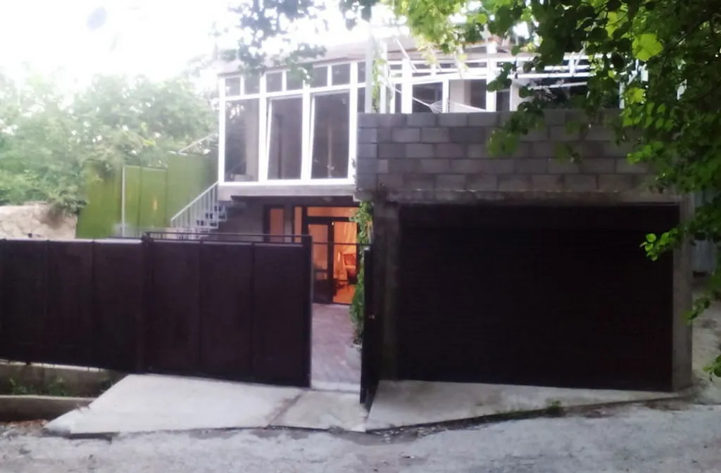 Студия комфорт на земле с двором, парковкой